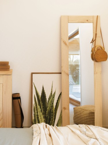 Espelho de pé com moldura em madeira | LUFE