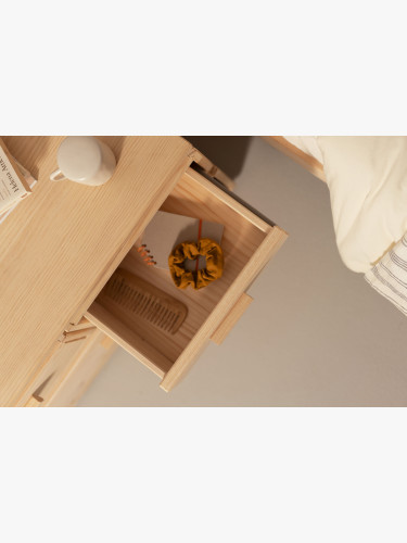 Mesa de cabeceira de madeira com 3 gavetas 78x49 LIBE | LUFE