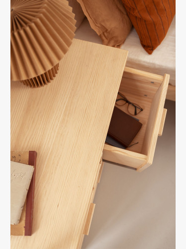 Mesa de cabeceira de madeira com 3 gavetas 78x59 LIBE | LUFE