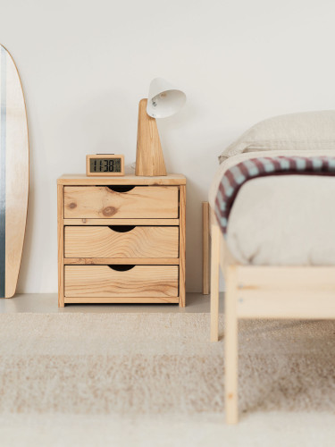 Mesa de cabeceira com 3 gavetas em madeira | LUFE