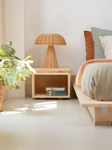 Mesita de noche pequeña de madera natural | LUFE