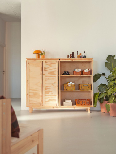 Aparador de madera con función armario y estantería | LUFE