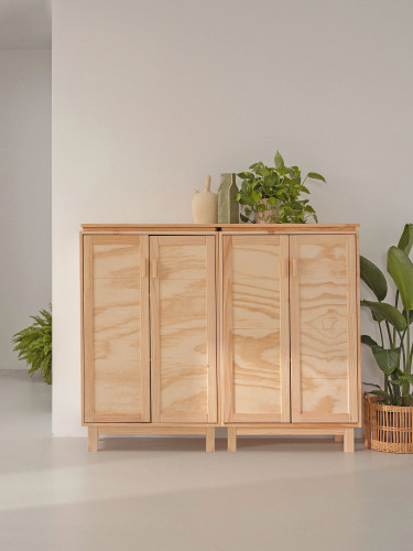 Armadio credenza doppia in legno con gambe e ripiani | LUFE