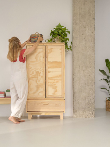 Armoire basse en bois naturel avec pieds et tiroir | LUFE