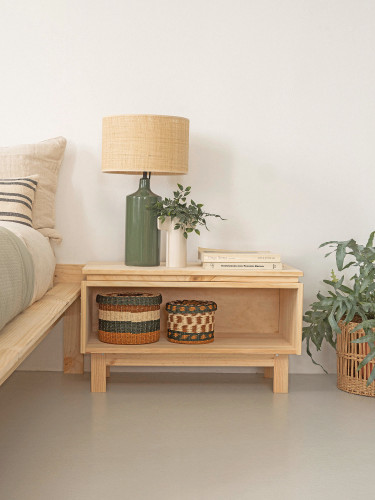 Comodino con gambe e vano in legno naturale | LUFE