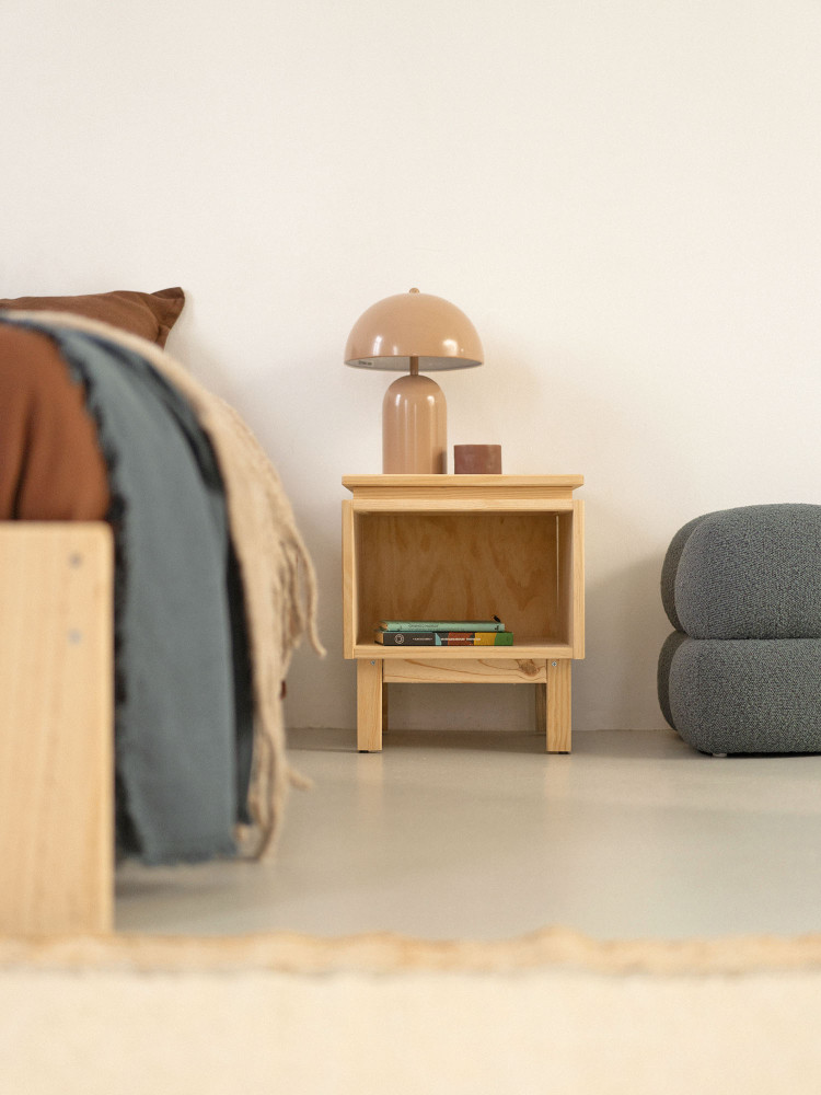 Comodino basso in legno massello 2