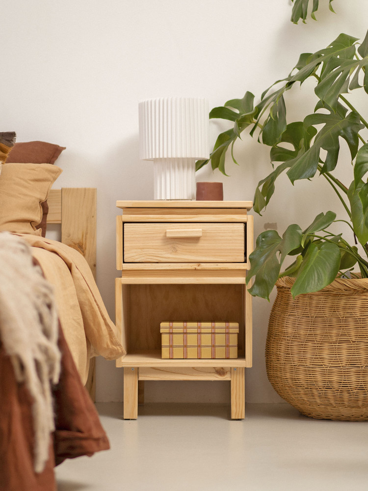 Mesita de noche de madera natural con almacenaje 2