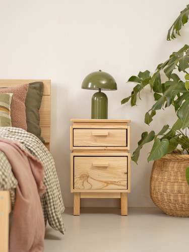 Comodino in legno massello con cassetti