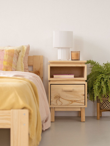 Mesita de noche de madera natural con un hueco y un cajón