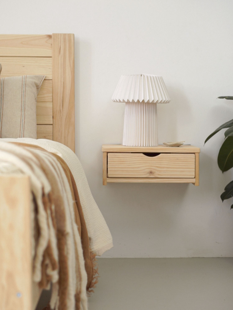 Comodino sospeso in legno naturale 2