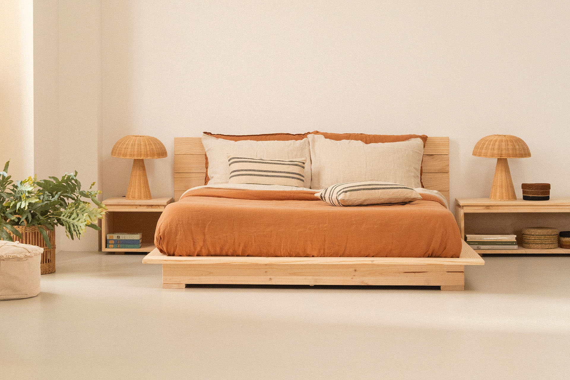 Imagen de ambiente 1 para:cama tatami con cabecero de madera natural