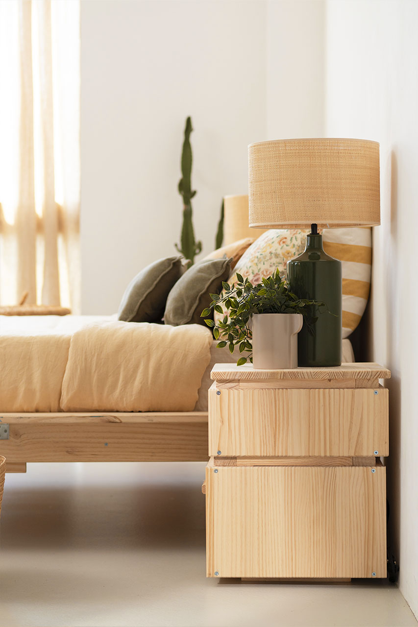 Imagen de ambiente 3 para:Mesita de noche con cajón y hueco de madera natural