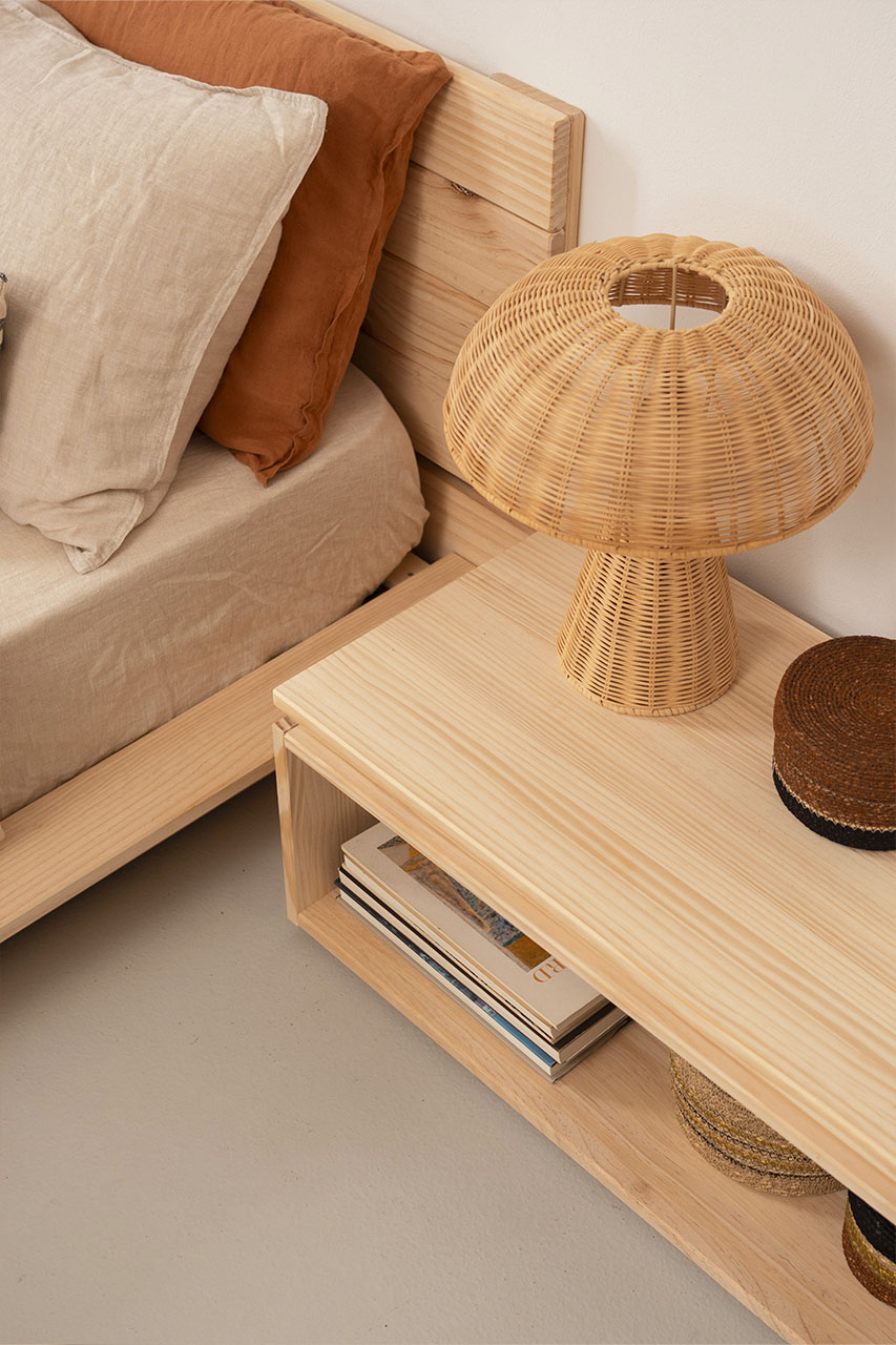 Imagen de ambiente 2 para:Mesita de noche para camas bajas de madera natural