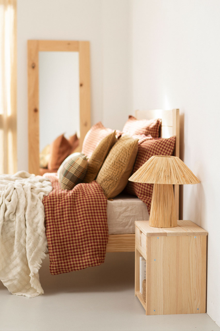 Imagen de ambiente 3 para:Mesita de noche de madera maciza