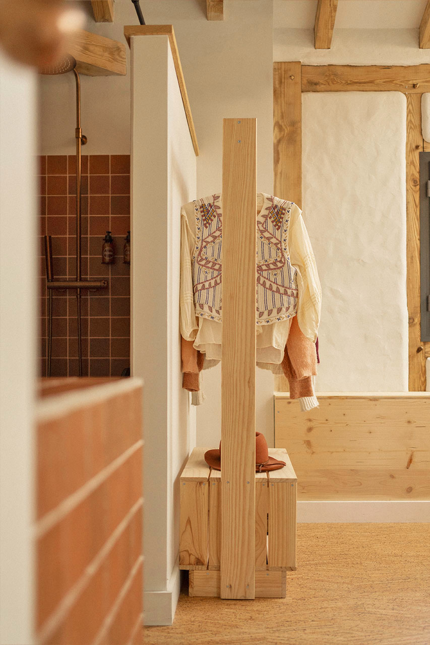 Imagen de ambiente 3 para:Burro perchero de madera ecológica