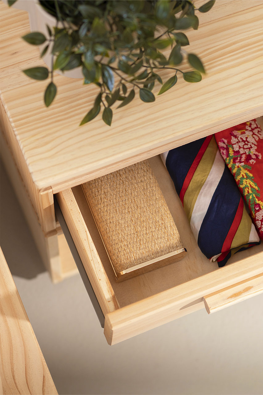 Imagen de ambiente 4 para:Mesita de noche de madera natural con cajón