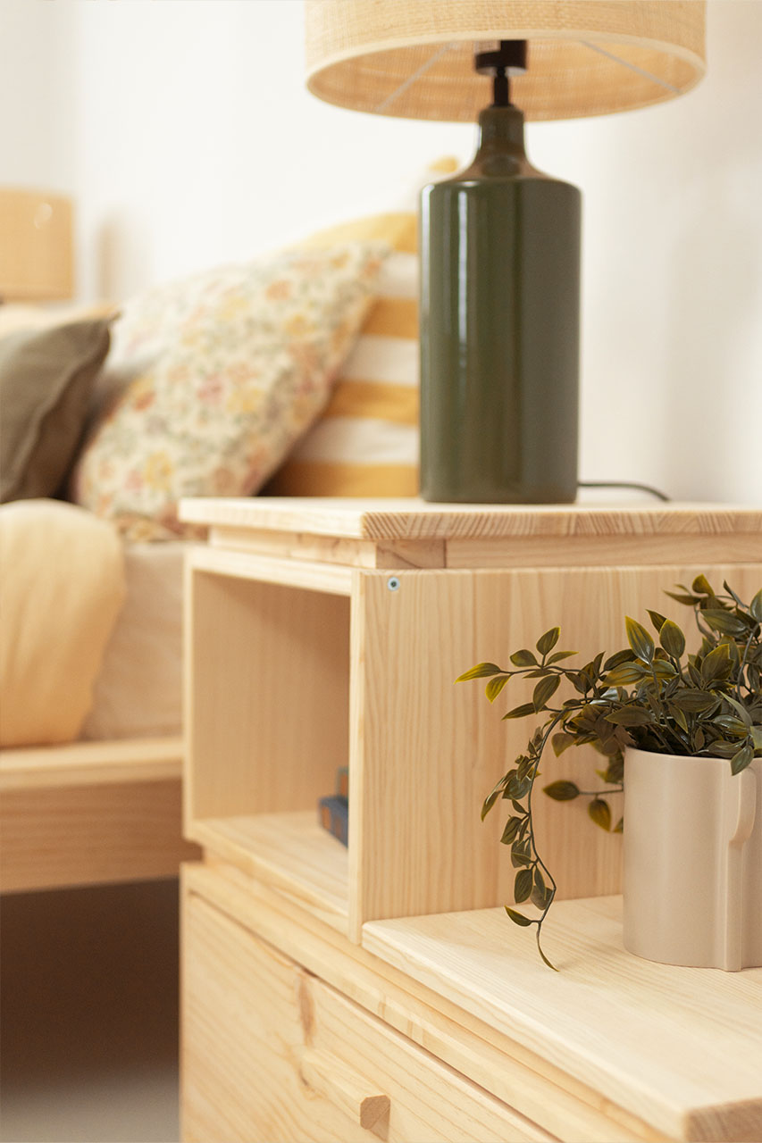 Imagen de ambiente 4 para:Mesita de noche de madera natural