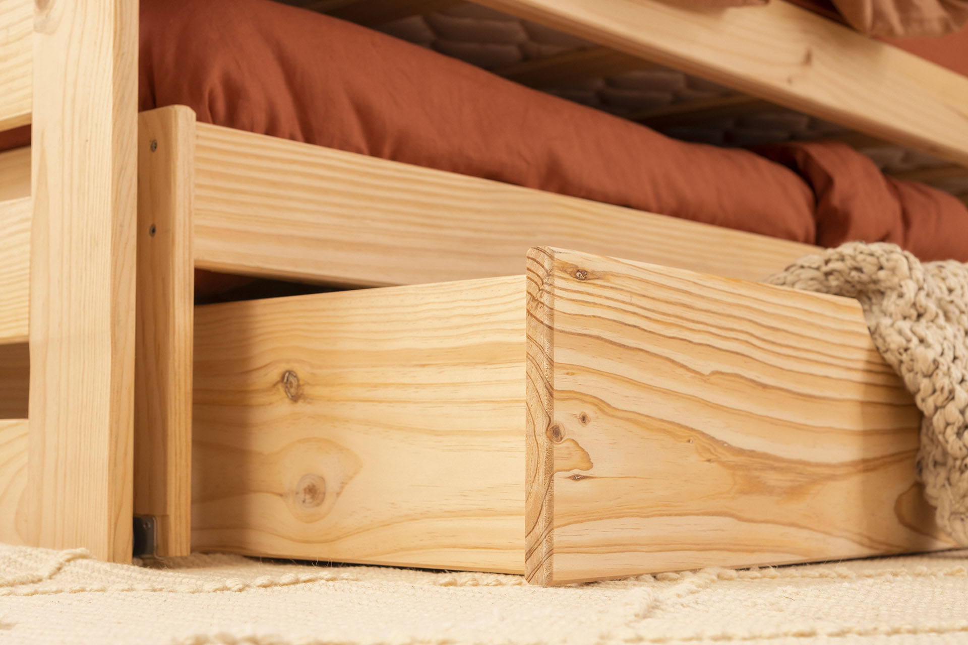 Imagen de ambiente 4 para:Cama nido de tres niveles de madera natural