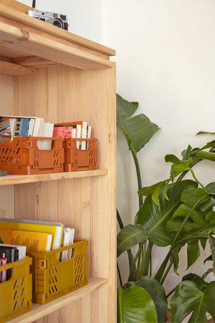 Imagen de ambiente 4 para:Armario bajo de madera natural con estantería