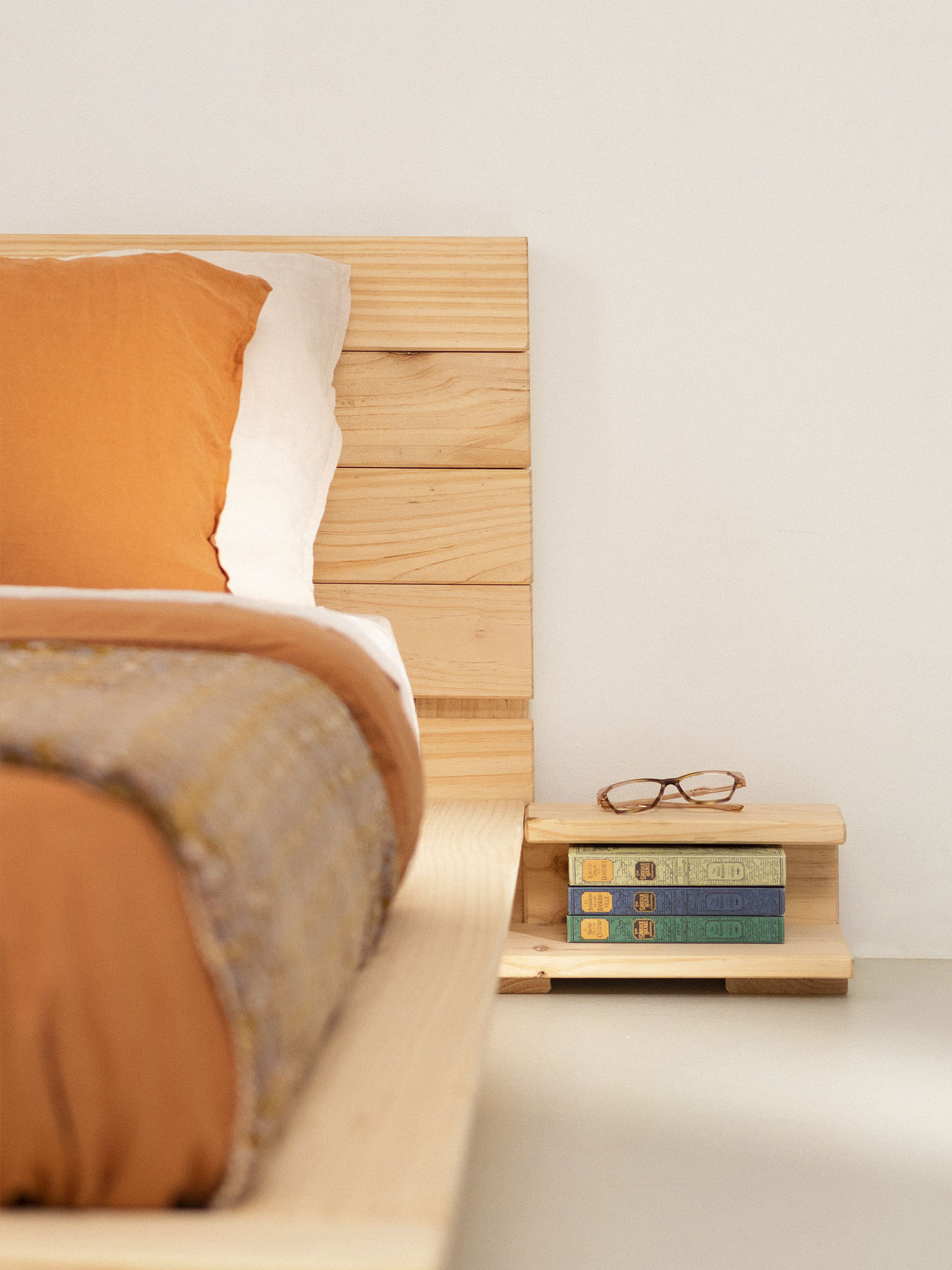 Imagen de ambiente 5 para:cama tatami con cabecero de madera natural