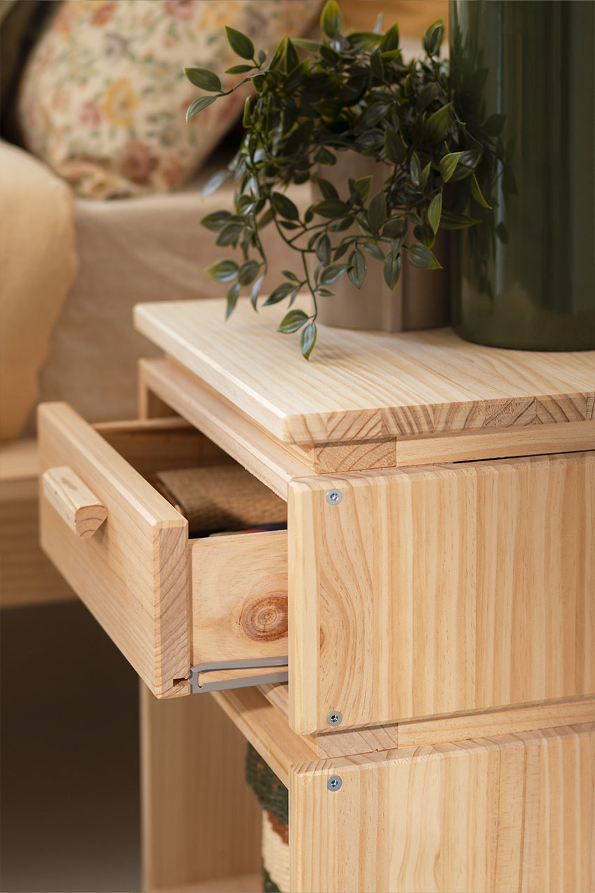 Imagen de ambiente 5 para:Mesita de noche pequeña con cajón de madera natural