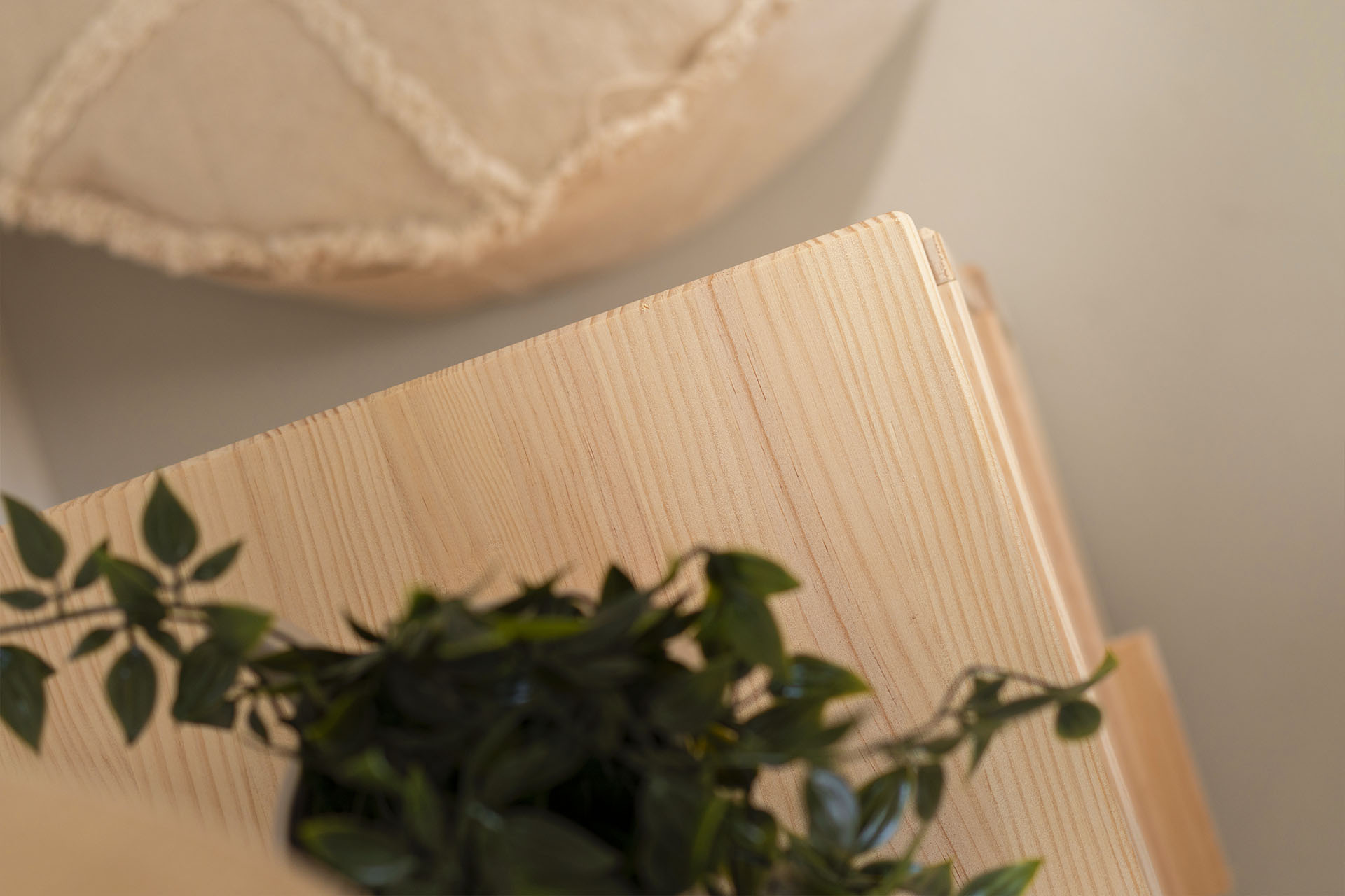 Imagen de ambiente 5 para:Mesita de noche de madera natural y ecológica
