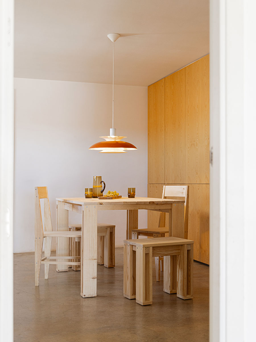 Tables et bancs en bois naturel
