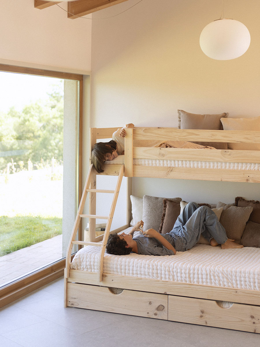 Lits superpos&eacute;s triples en bois massif naturel